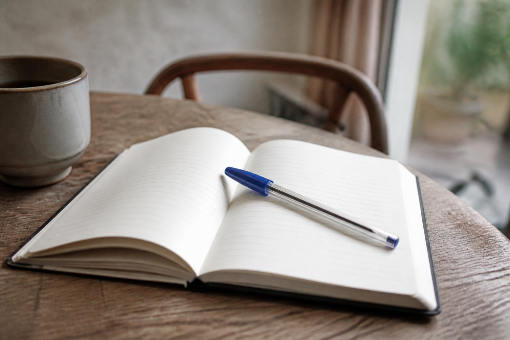 Journal papier et stylo bleu sur table